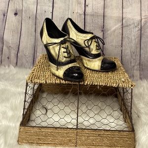 ⭐️ Sz. 39 (7.5-8) patent antique white/black booties⭐️